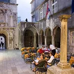 בית הארחה Maria's Place 3*